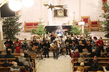 Młodzi gitarzyści z PMDKiS w Wieluniu wystąpili w kościele św. Stanisława w Wieluniu